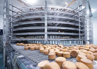 8月25日,在福建省漳州市龙海区一家食品企业,糕点通过机器源源不断传输。于莉摄